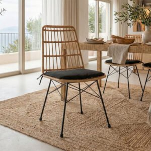 Καρέκλα Naoki House Genius rattan σε φυσική απόχρωση με μαύρο μαξιλάρι και μεταλλικό μαύρο πόδι 45.5x59.5x89εκ